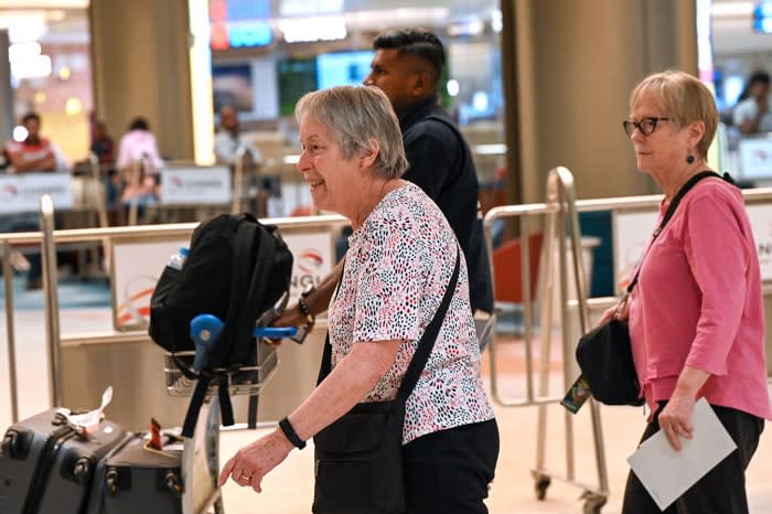 Los pasajeros ilesos llegando a Singapur