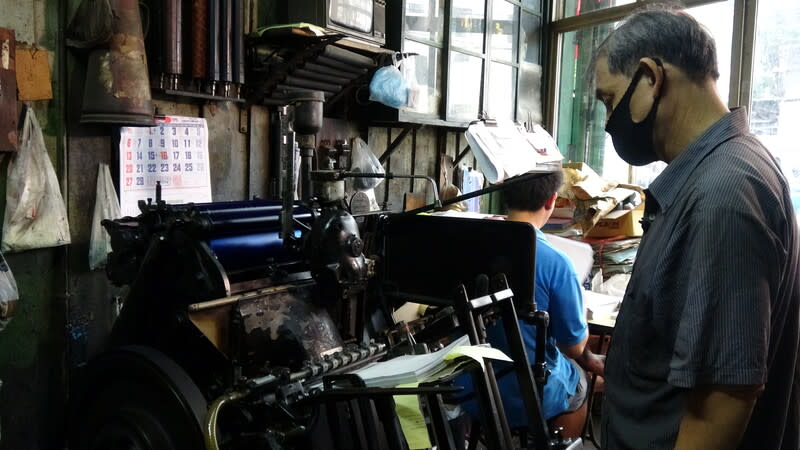 曼谷中文活字印刷店辛苦經營 位於曼谷老城區的光華印務局是曼谷碩果僅存少數幾 間活字印刷店，雖然經營得辛苦，仍有一些小量訂 單，維持著印刷店的生計。 中央社記者呂欣憓曼谷攝  113年4月28日 