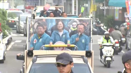 蔡英文今日掃街巧遇小商人宣傳車。（圖／資料照）