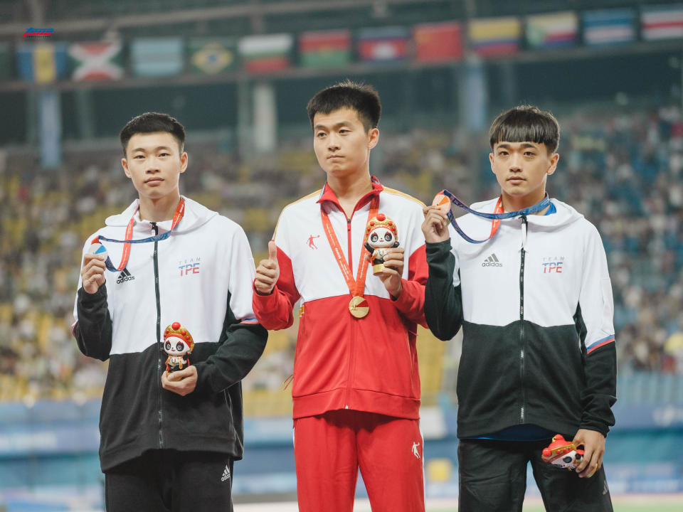 成都世界大學運動會田徑男子跳遠決賽今晚（6日）登場，台灣健兒文華佑（左）、林佳興（右）包辦銀、銅，冠軍是中國張景強（中）的7公尺93。（劉柏毅攝）