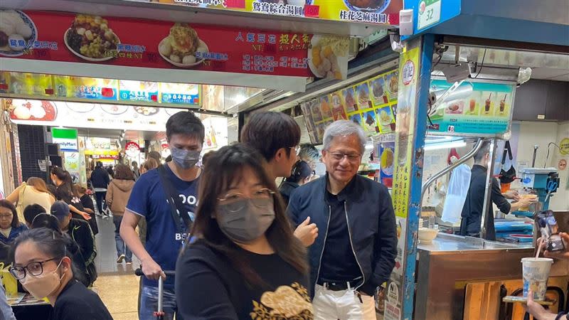 黃仁勳再度來台，到寧夏夜市逛街。（圖／讀者提供）