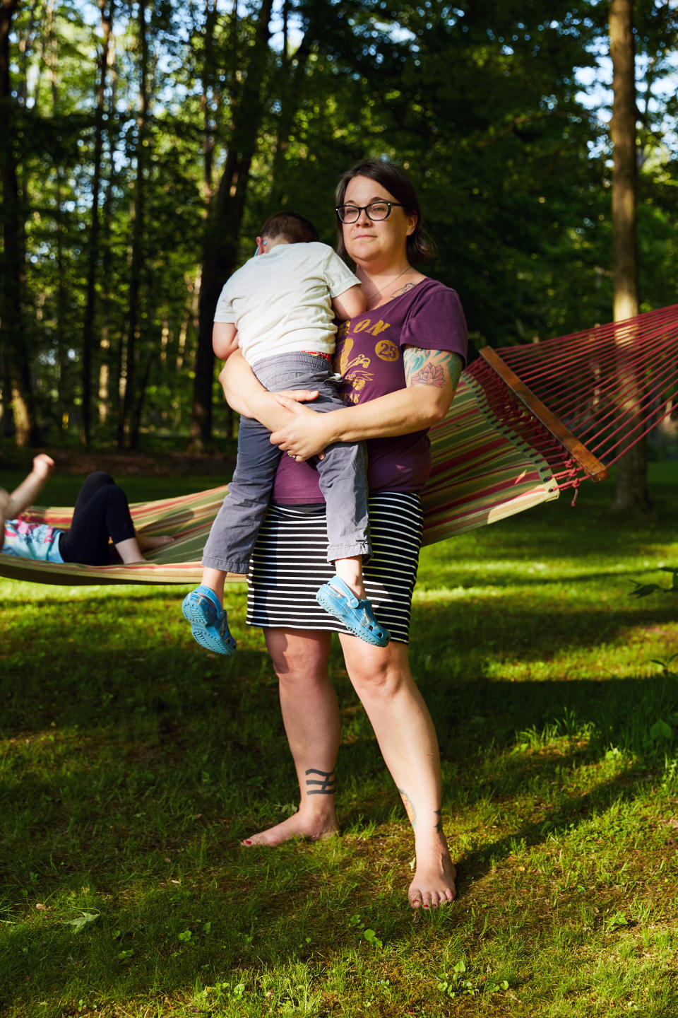 Virginia Dressler pasa los días en casa cuidando a sus gemelos de 3 años al tiempo que ejerce su carrera como bibliotecaria digital. (Da'Shaunae/The New York Times)