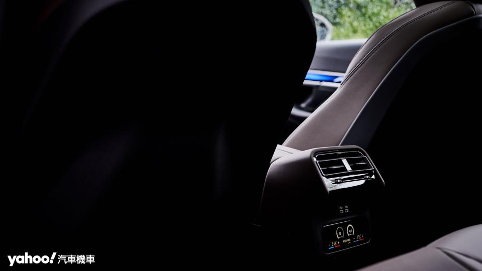 全觸控的空調面板設計為BMW 5 Series後排空間增添不少科技感。