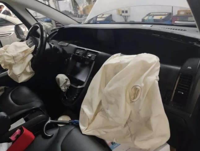 開到車廠後，駕駛座的安全氣囊也炸開。（圖／翻攝自爆料公社臉書）