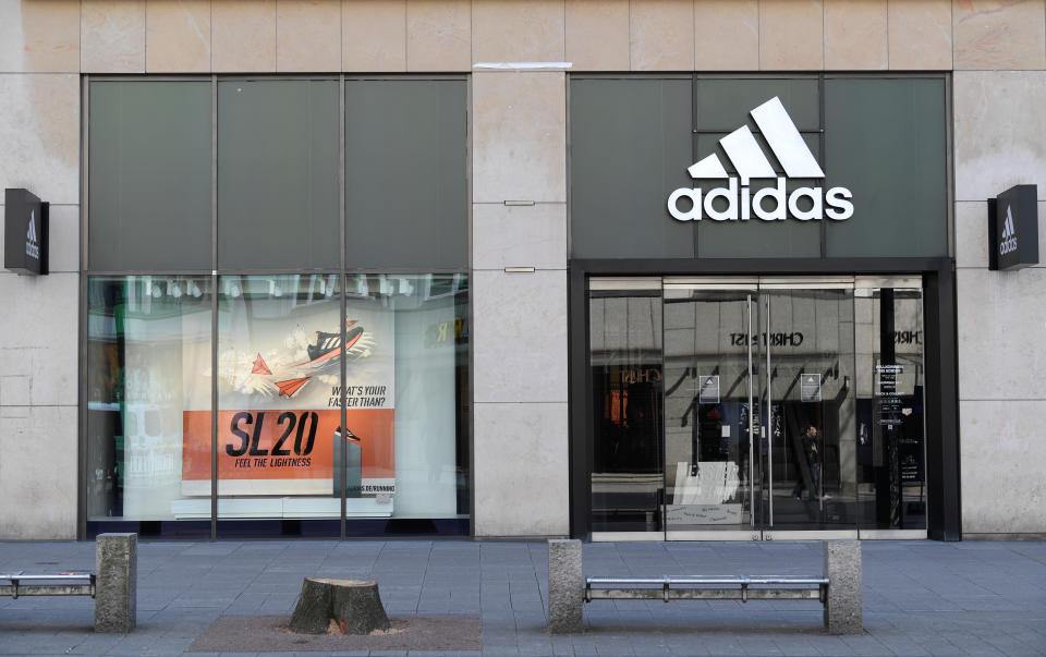 Geschlossener Adidas-Store in Hamburg (Bild: Reuters)