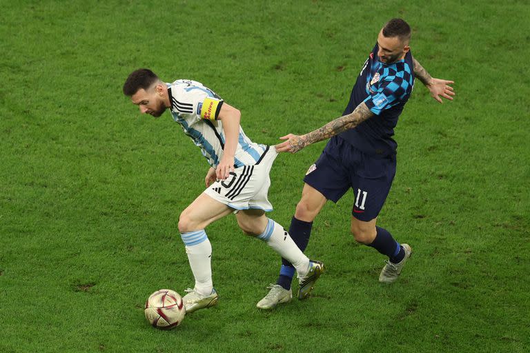 Marcelo Brozovic intenta marcar a Lionel Messi durante el partido entre Croacia y la Argentina, por las semifinales de Qatar 2022