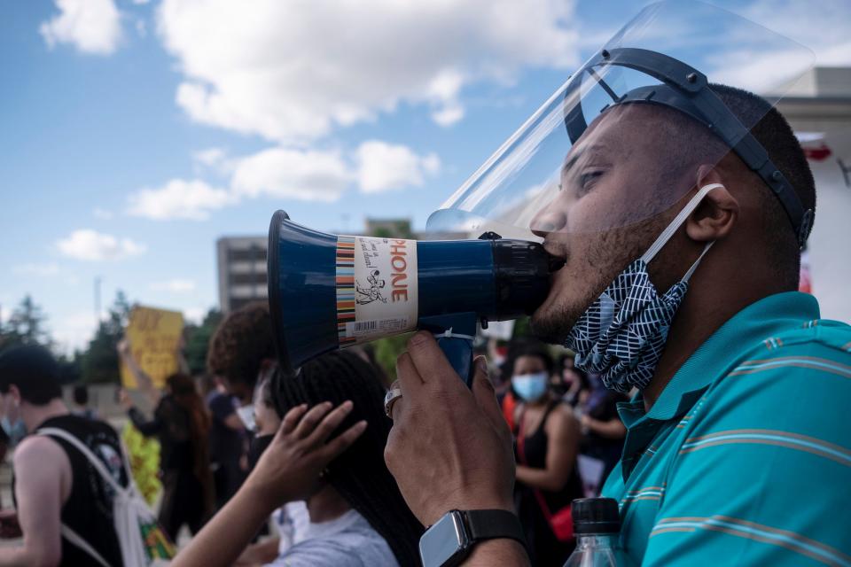 face shield in protest covid