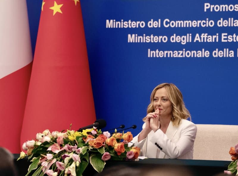 Il primo ministro italiano Giorgia Meloni incontra il premier cinese Li Qiang nella Grande Sala del Popolo di Pechino.  -/Governo italiano/dpa