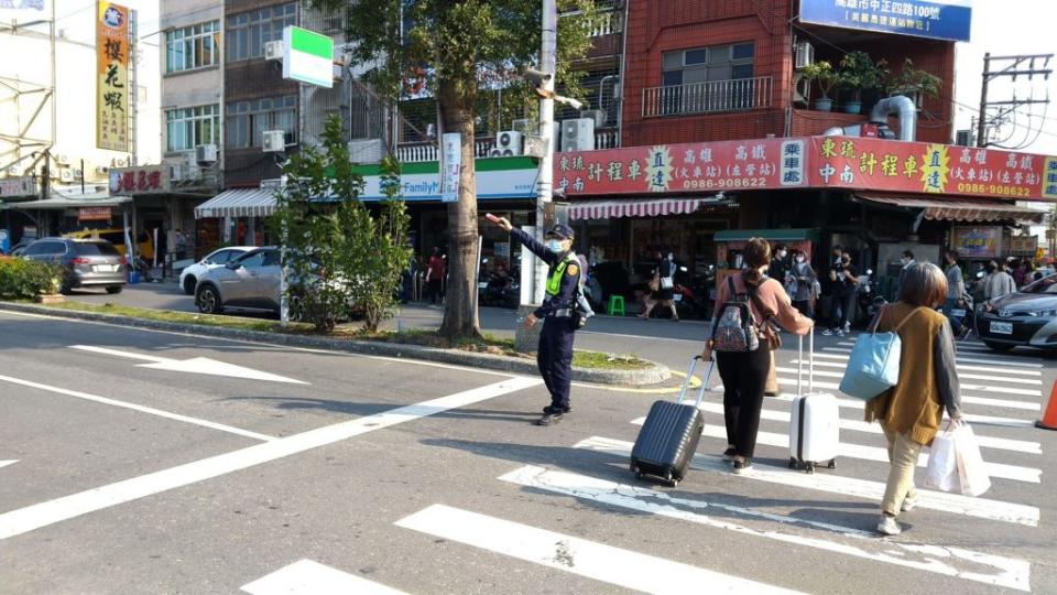 ２２８連假期間，東港警分局將加強東琉線碼頭等路段交通疏導管制措施。（記者鄭伯勝翻攝）