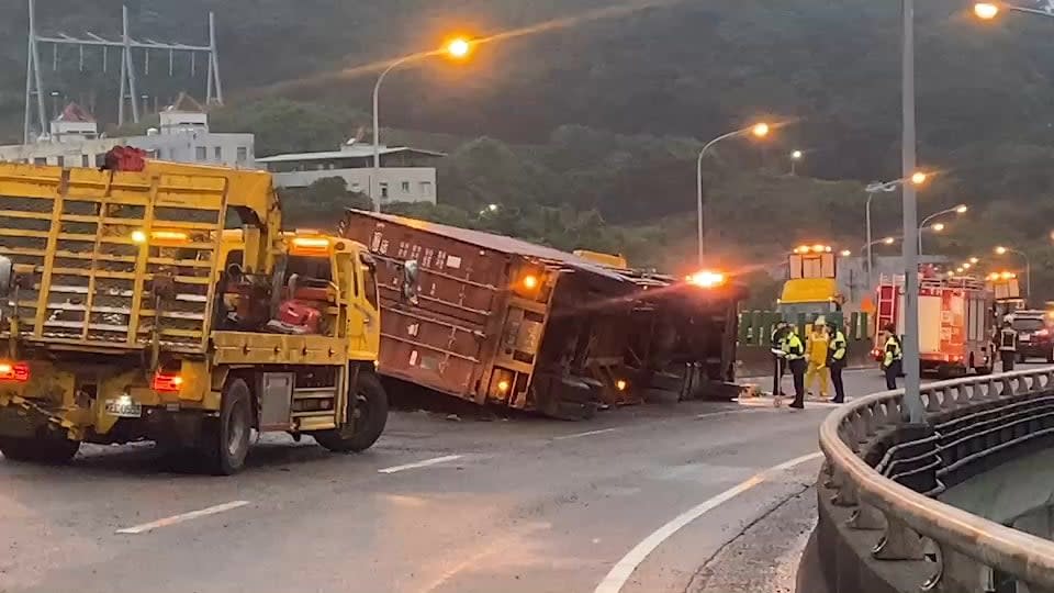 快新聞／基隆港西聯外道路「聯結車翻覆」  全線封閉中