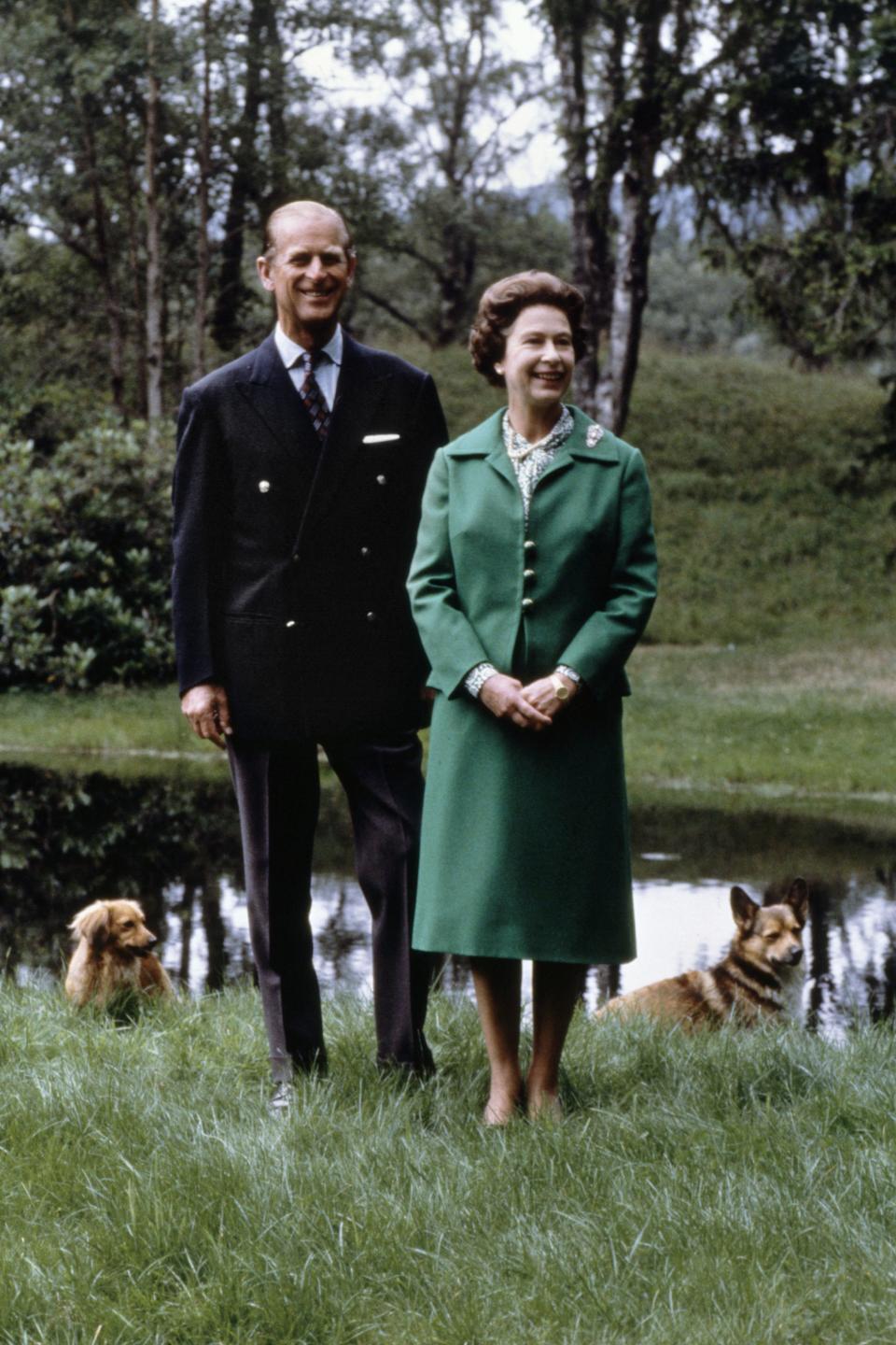 20. November 1979: Queen Elizabeth II. und der Duke of Edinburgh mit ihren Corgis zum 32. Hochzeitstag (Bild: AFP)