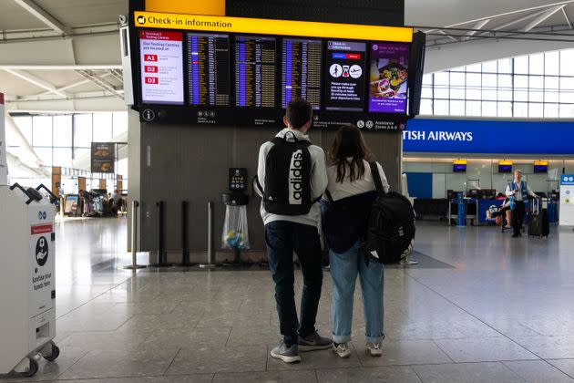 Dos pasajeros observan la información de sus vuelos en el aeropuerto de Heathrow (Londres, Reino Unido), a finales de junio. (Photo: Tejas Sandhu/SOPA Images/LightRocket via Getty Images)