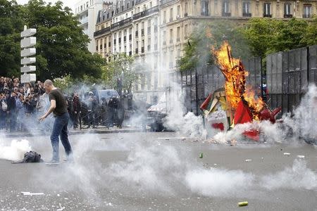 Tear gas fills the air during clashes with French gendarmes and riot police during a demonstration in protest of the government's proposed labour law reforms in Paris, France, May 26, 2016. REUTERS/Charles Platiau