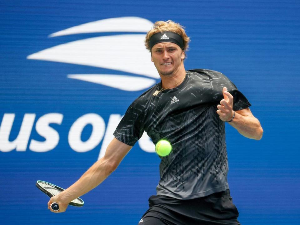 Alexander Zverev versucht mit seiner rechten Vorhand einen Ball bei den US Open 2021 zu treffen