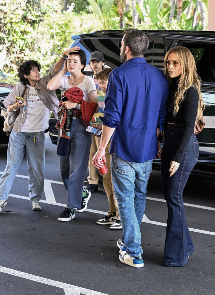 JLo y Ben disfrutaron de un almuerzo con sus hijos en el Beverly Hills Hotel.