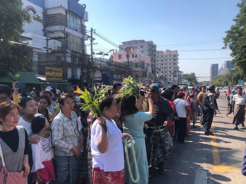 People wait outside Insein Prison in Yangon for the release of relatives. As part of a new mass amnesty, the military junta in Myanmar has announced the release of around 9600 prisoners, including 114 foreigners. Yu Yu Lin/dpa