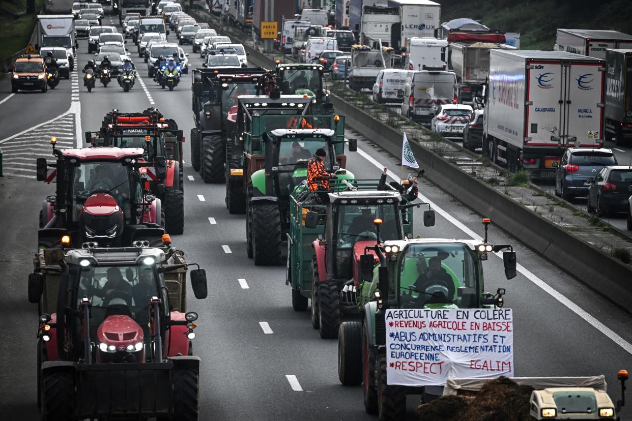 La journée de vendredi pourrait marquer une nouvelle étape dans la crise des agriculteurs, qui pourraient se rendre à Paris. (Photo by Philippe LOPEZ / AFP)