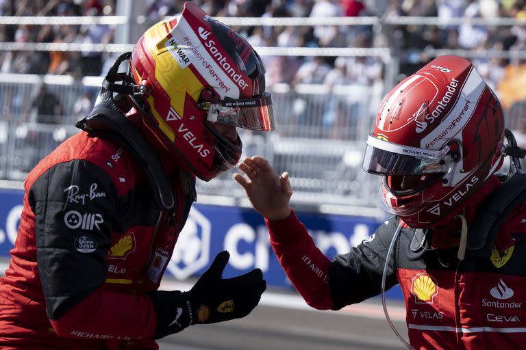 Las estadísticas favorecen a Charles Leclerc por sobre Carlos Sainz Jr.: en 11 grandes premios, el monegasco ganó tres frente a uno del español y lo vence 9 a 2 en las pruebas de clasificación