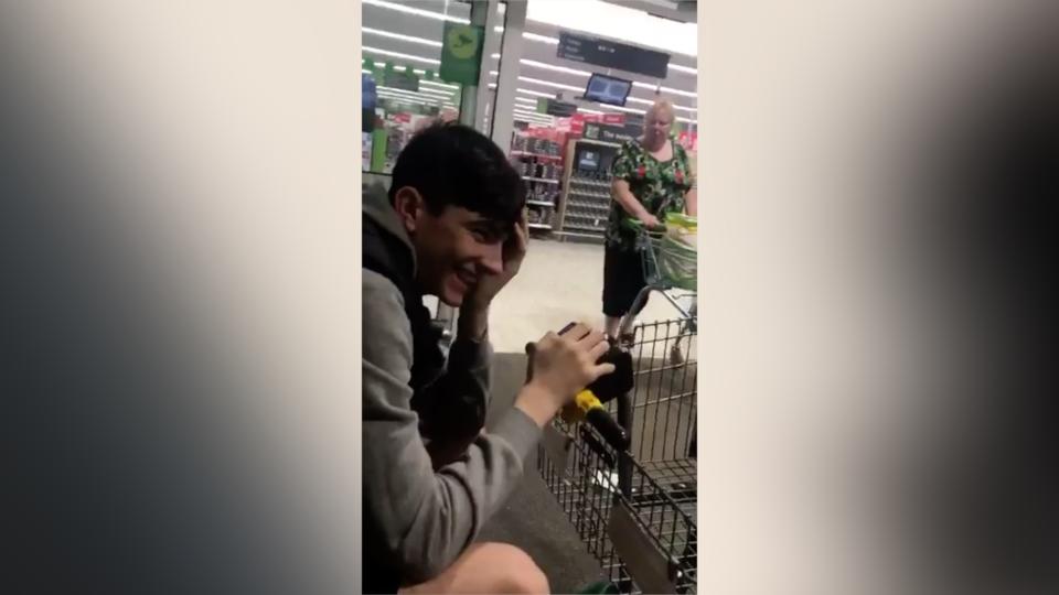 Un joven hace sonar una alarma cada vez que una mujer intenta salir del supermercado. (Crédito: Twitter/@scott_reagan12)