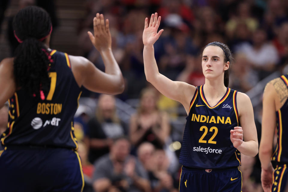 INDIANAPOLIS, INDIANA - SEPTEMBER 15: Caitlin Clark #22 van de Indiana Fever en Aliyah Boston #7 tijdens de wedstrijd tegen de Dallas Wings in Gainbridge Fieldhouse op 15 september 2024 in Indianapolis, Indiana. OPMERKING VOOR GEBRUIKER: De gebruiker erkent en gaat er uitdrukkelijk mee akkoord dat de gebruiker, door deze foto te downloaden en/of te gebruiken, akkoord gaat met de voorwaarden en bepalingen van de Getty Images-licentieovereenkomst. (Foto door Justin Casterline/Getty Images)