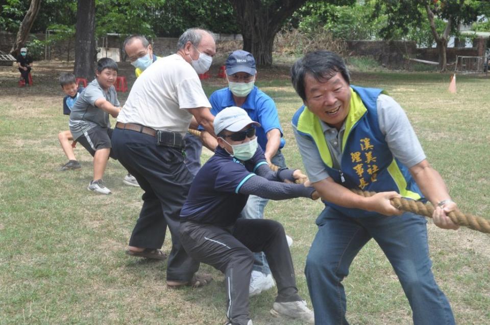 胡村泱（右一）推廣農村體驗遊程，創造善化溪美社區產業收入。（農業局提供）