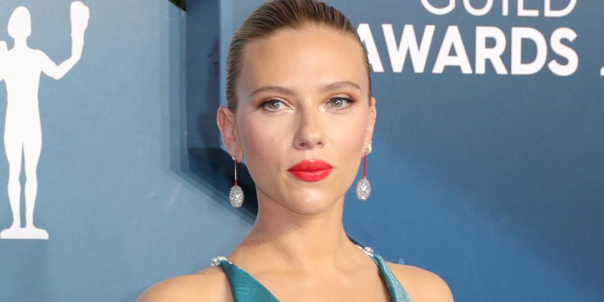 Scarlett Johansson has a genius hack for lifted lashes