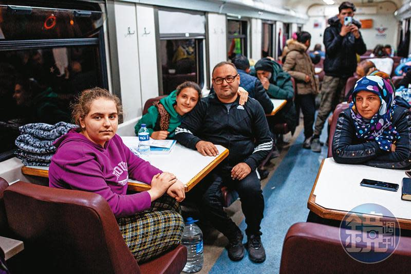 Vefa Elluz（前左）跟家人暫居於火車的餐車席中。車廂中也住滿其他家庭。