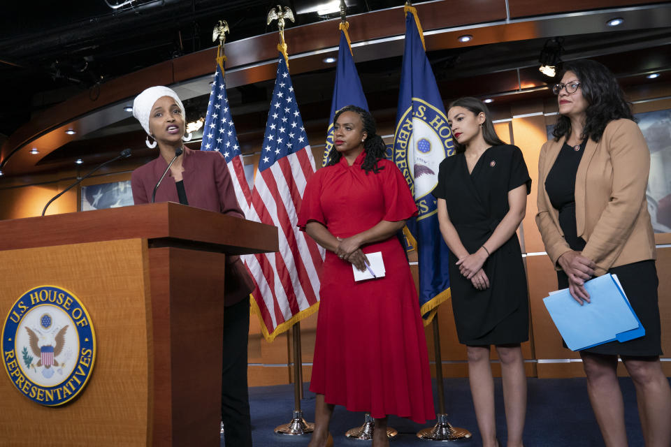 Las congresistas Ilhan Omar, Ayanna Pressley, Alexandria Ocasio-Cortez y Rashida Tlaib, destinatarias del reciente ataque racista de Donald Trump, quien planteó que ellas -que son estadounidenses electas al Congreso- "regresaran a sus países". (AP/J. Scott Applewhite)