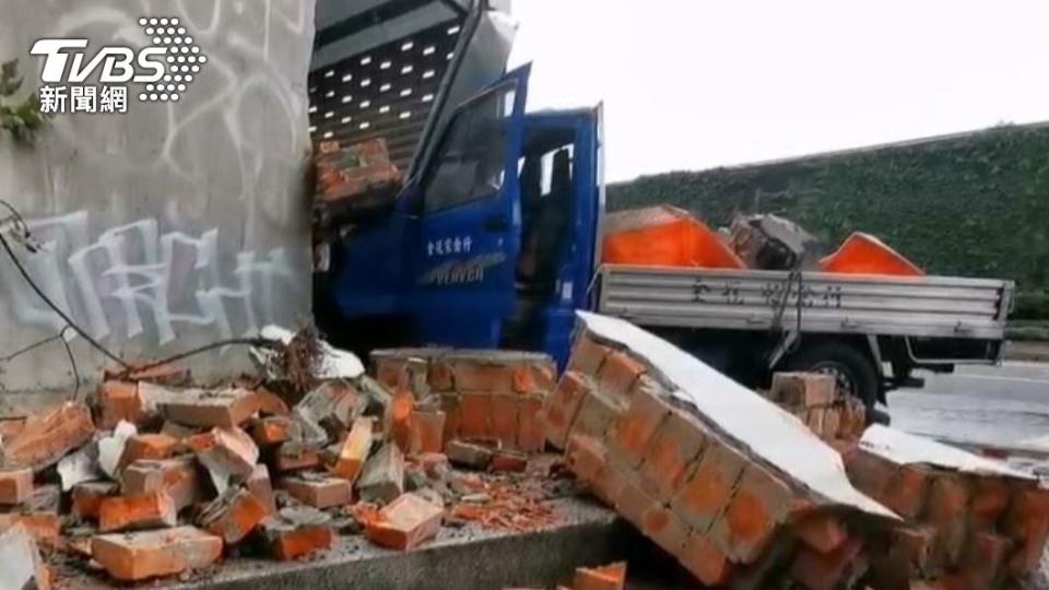 磚牆倒塌駕駛一度受困。（圖／TVBS）