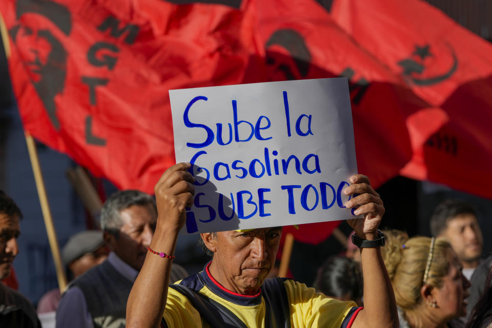 Un manifestante lleva un rótulo para reclamar ante un eventual aumento de precio de la gasolina, en Quito, Ecuador, el miércoles 12 de junio de 2024. (AP Foto/Dolores Ochoa)