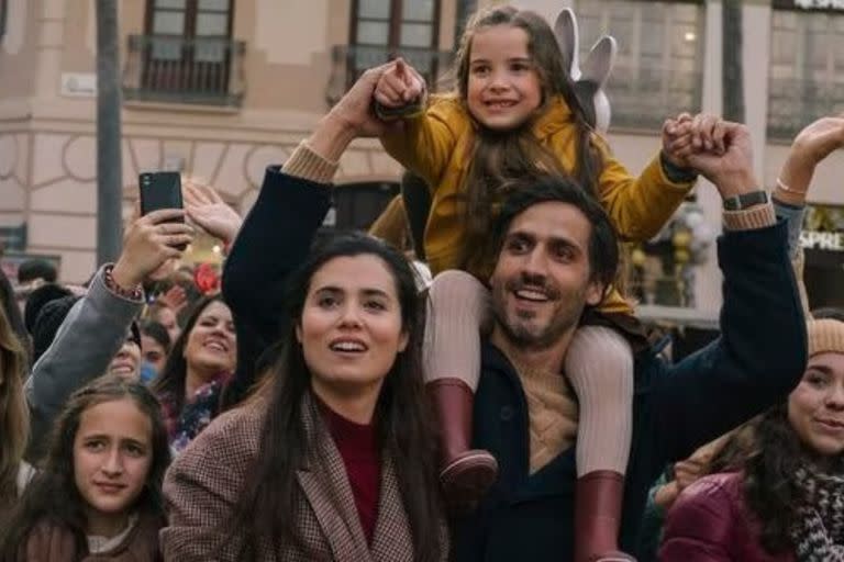 Loreto Mauleón y Raúl Prieto en una escena de "La chica de nieve" (Foto: Netflix)