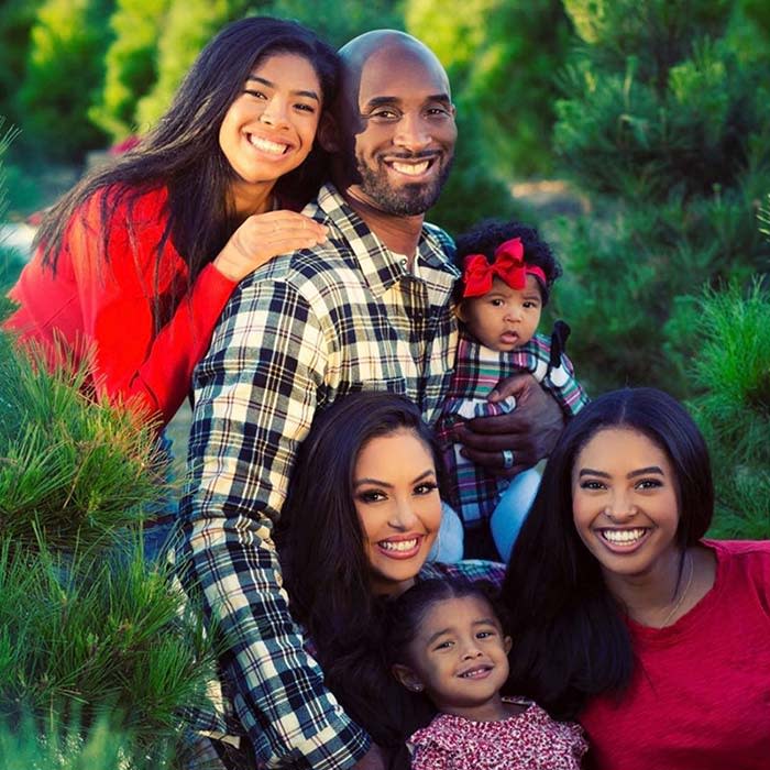 Kobe Bryant en una foto familiar con su mujer y sus cuatro hijas