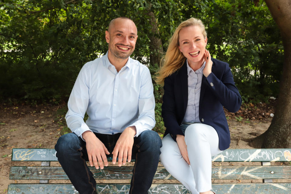 Felix Kosel (v.l.) und Sabine Wildemann vermitteln seit 2020 digitale Bastel-, Zauber- und Bewegungsstunden für Kinder zu Hause.