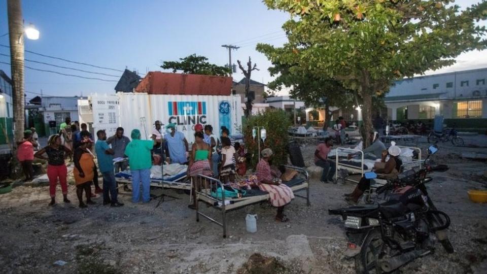 Los pacientes acompañados de sus familiares son atendidos en el patio de un hospital dañado tras un terremoto de magnitud 7,2 en Les Cayes.