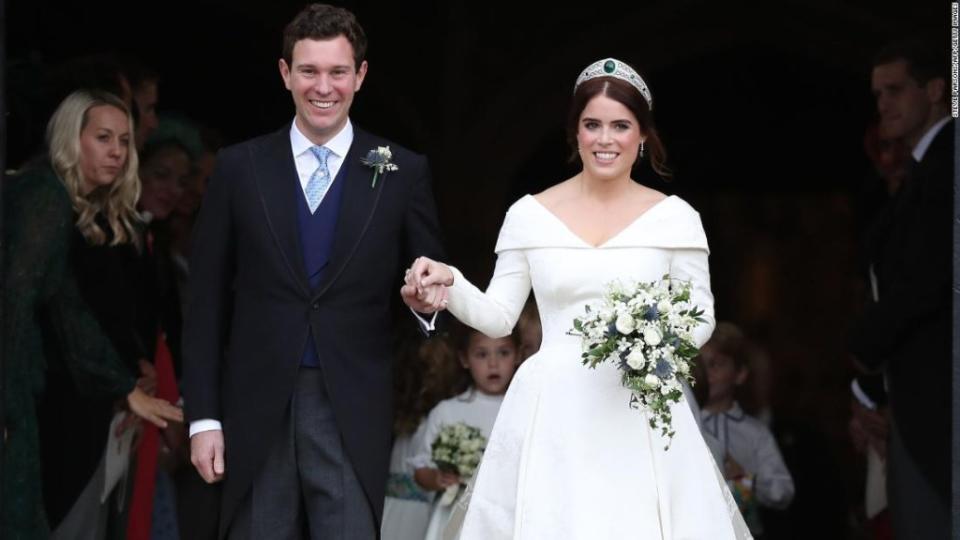 La princesa Eugenia y su esposo Jack Brooksbank tras su ceremonia de matrimonio el 12 de octubre de 2018.