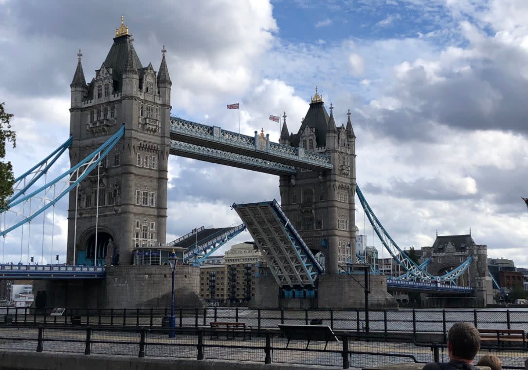 Tower Bridge failed to close (Picture: Twitter/@1scottishladdie)