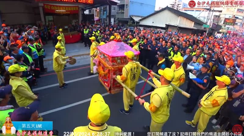 媽祖衝進斗六派出所，現場歡呼四起。（圖／翻攝自白沙屯媽祖網路電視台）