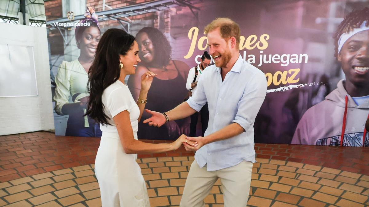 Meghan Markle and Prince Harry kiss while dancing in Colombia