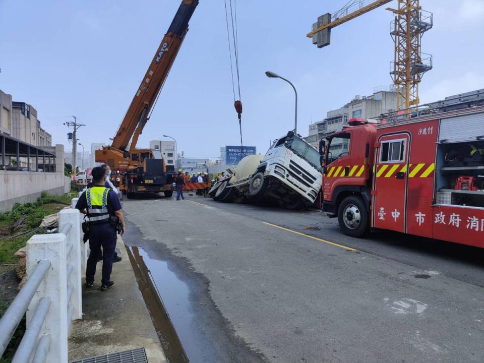 沙鹿工地塌陷司機受傷，中市都發局稽查，工地掏空路基，勒令停工，勞檢發現混凝土車停放位置承載力不足，停工開罰。（圖：中市府提供）