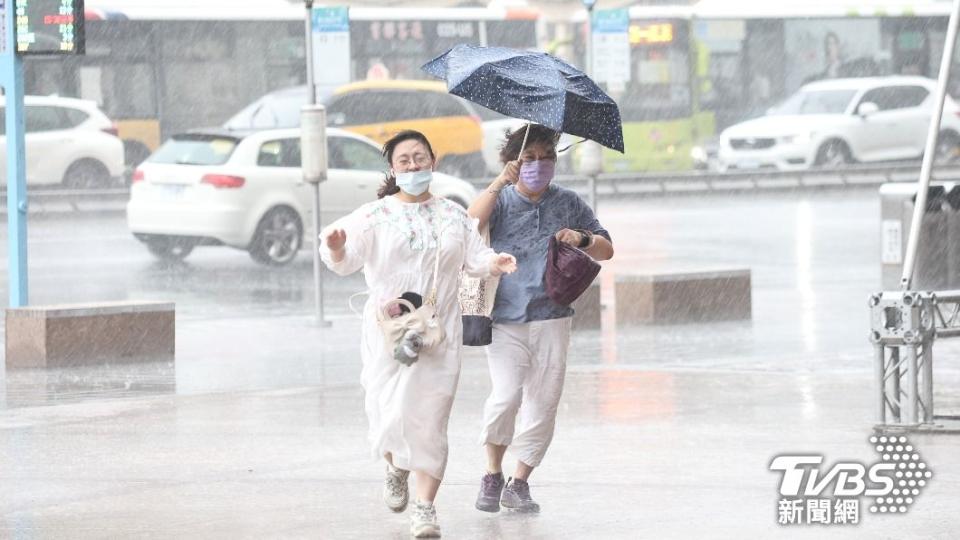 卡努恐「拉長」台灣北部、中部的大雨時間。（圖／TVBS）