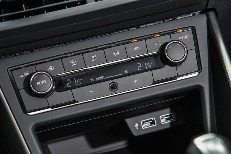 Confortline以上標配雙區獨立恆溫空調，車上內建雙USB插槽