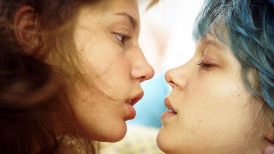 In "Blau ist eine warme Farbe", dem französischen Kritikerliebling des Jahres 2012, stürzen sich Adèle Exarchopoulos (links) und Léa Seydoux in eine Affäre ohne Hoffnung. Zärtlich, anrührend, leidenschaftlich und tragisch. (Bild: Alamode)