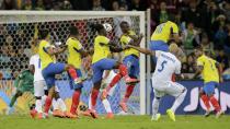 Victor Bernardez of Honduras (front R) attempts a free kick during their 2014 World Cup Group E soccer match against Ecuador at the Baixada arena in Curitiba June 20, 2014. REUTERS/Henry Romero (BRAZIL - Tags: SOCCER SPORT WORLD CUP)