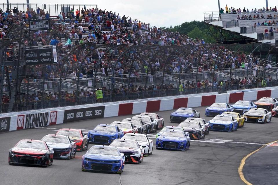 Kyle Larson (5) leads the field at the start of a NASCAR Cup Series auto race at Richmond Raceway, Sunday, Aug. 14, 2022, in Richmond, Va. (AP Photo/Steve Helber)