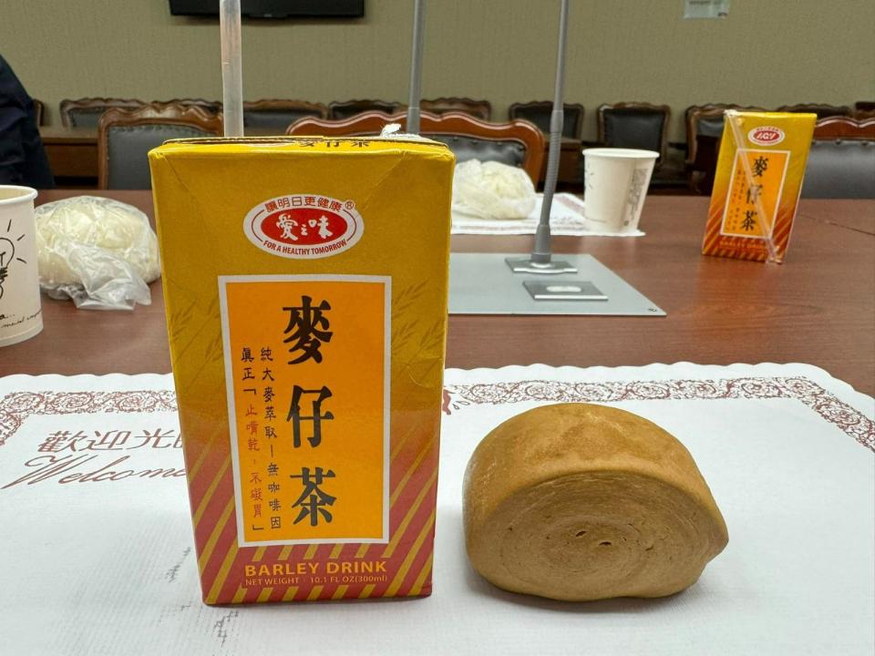 國民黨立委徐巧芯準備60份「黑糖饅頭+麥茶」早餐，分送給同黨立委。翻攝自徐巧芯臉書