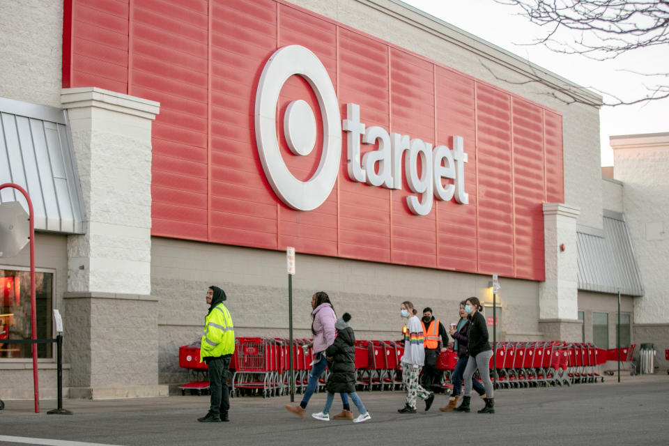 Shoppers queue outside Target during Black Friday sales in Chicago, Illinois, U.S., November 25, 2022. REUTERS/Jim Vondruska