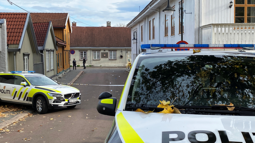 Policía en las calles de Kongsberg, Noruega, el 14 de octubre de 2021.