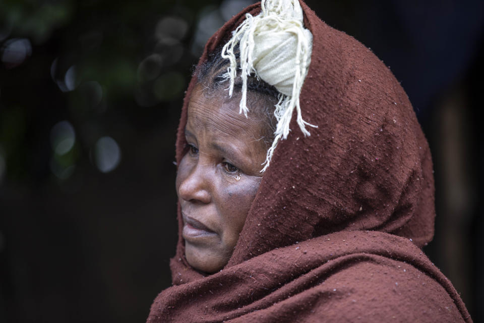 Amsale Hailemariam, una empleada doméstica que se quedó sin trabajo por el coronavirus, deja caer una lágrima al hablar de sus padecimientos el 26 de junio del 2020 en Adís Ababa, Etiopía. El Banco Mundial advierte sobre un pronunciado aumento de la pobreza extrema, sobre todo en África, como consecuencia de la pandemia. "Esto no es vida", dijo la mujer. (AP Photo/Mulugeta Ayene).