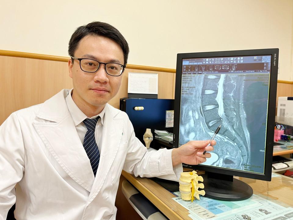 陳明慶醫師指出核磁共振高信號區。