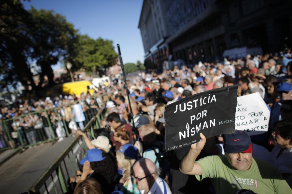 Una persona sostiene un letrero que dice “Justicia por Nisman” durante un acto por el segundo aniversario de su muerte en Buenos Aires, Argentina, el miércoles 18 de enero de 2017. Nisman fue hallado muerto en el baño de su departamento hoy hace dos años con una bala en la cabeza horas antes de que fuera al Congreso para detallar acusaciones que involucraban a la entonces presidenta Cristina Fernández y altos funcionarios de su administración para encubrir a los iraníes acusados de un atentado terrorista en 1994 contra la comunidad judía que dejó 85 muertos. (AP Foto/Víctor R. Caivano)